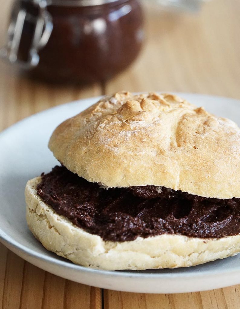Bocadillo con crema de cacao casera